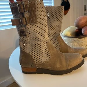Sorel Major slip on leather perforated boats size 6.5